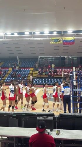 Women's volleyball match played in Ciudad Guayana gymnasium