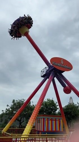Tourist captures VinWonders pendulum ride experience in Vietnam