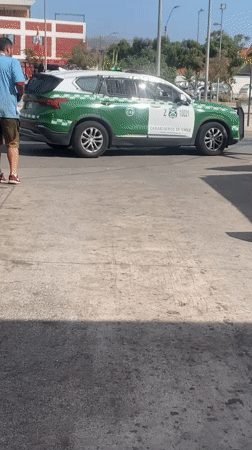 Man cleans police vehicle on Arica street
