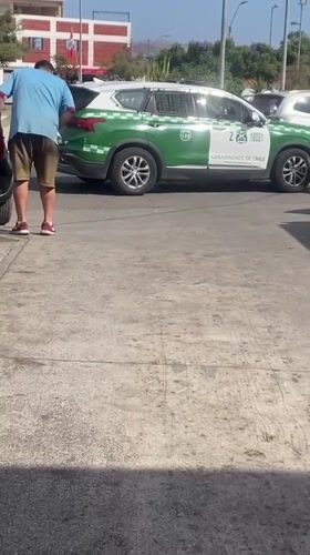 Man cleans police vehicle on Arica street
