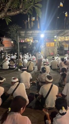 Traditional nighttime temple ceremony draws white-clad worshippers in Sukawati
