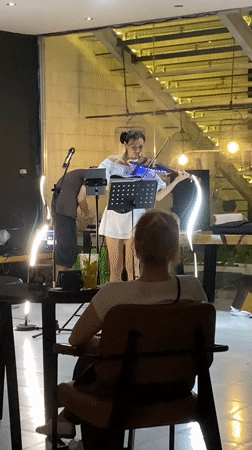 Electric violin performance draws small audience in Vietnamese lounge