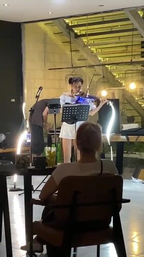 Electric violin performance draws small audience in Vietnamese lounge