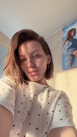 Woman creates rose-themed photo session in Reshetnikovo, Russia