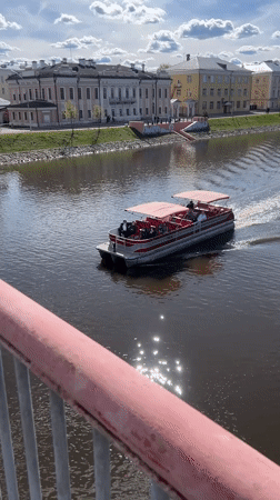 Spring day brings crowds to Vologda River waterfront