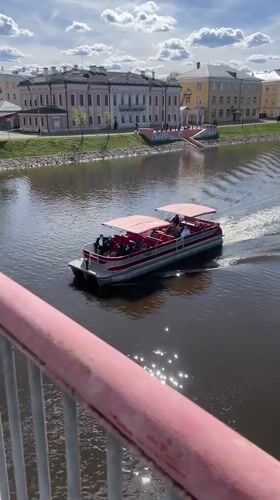 Spring day brings crowds to Vologda River waterfront