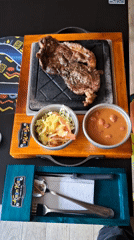 Stone-grilled steak meal documented in Bogotá restaurant