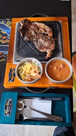 Stone-grilled steak meal documented in Bogotá restaurant