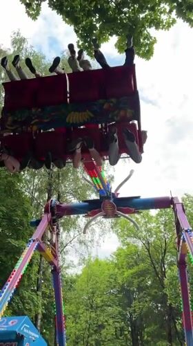 Amusement park rides draw crowds in Minsk afternoon