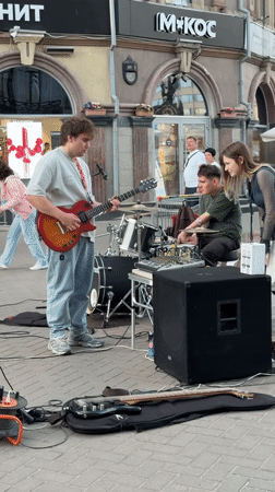 Street performers draw crowds in sunny downtown Kazan