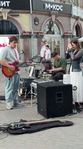 Street performers draw crowds in sunny downtown Kazan