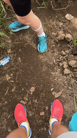 Video captures runners' feet near water bottle in Kintamani