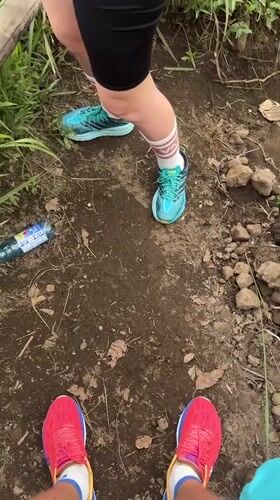Video captures runners' feet near water bottle in Kintamani