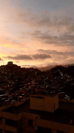 Caracas residents document vibrant sunset across Venezuela's capital city