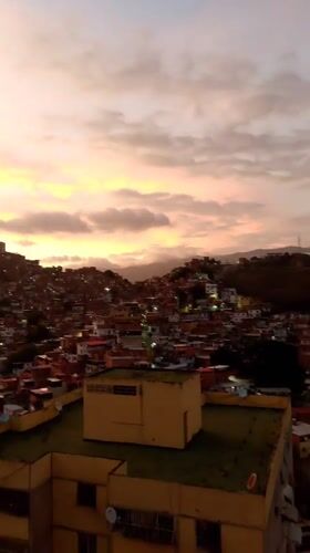 Caracas residents document vibrant sunset across Venezuela's capital city
