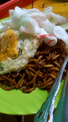 Late-night mie goreng stall in Loa Lepu, cat included