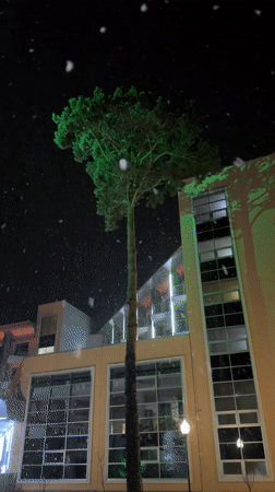 Heavy snowfall blankets Tyumen, Russia during evening hours