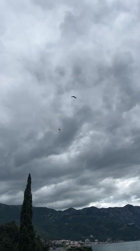 Morning scenes captured in Boreti: paragliders, girl walking, dogs meeting