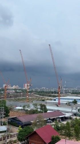 Morning scenes in Pattaya: storm clouds, construction, birthday flowers