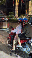 Rainy night out in Đà Nẵng — live music, street food, wet roads