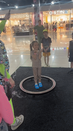Children's performers stage interactive mall shows in Russia