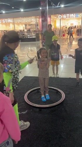 Children's performers stage interactive mall shows in Russia
