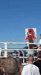 Outdoor boxing match draws crowds in sunny Samara
