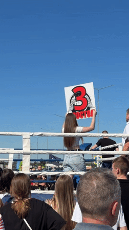 Outdoor boxing match draws crowds in sunny Samara