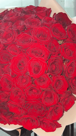 Fresh rose bouquets at a Moscow flower stall