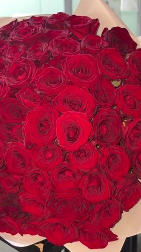 Fresh rose bouquets at a Moscow flower stall