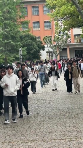 College students attend classes, walk campus in Shanghai