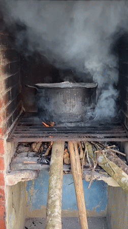 Afternoon at home in Los Velásquez — fire, food, and a kitten