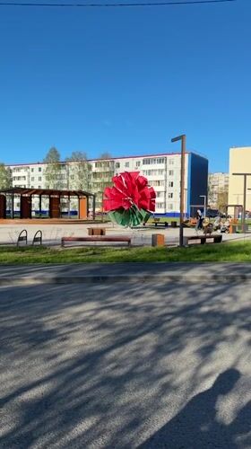 Sunny afternoon scenes captured across parks and walkways in Tobolsk