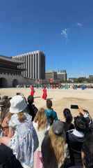 Traditional guard ceremony draws crowds at Seoul palace