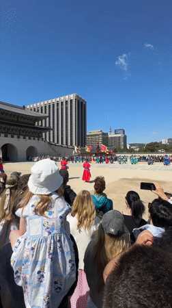 Traditional guard ceremony draws crowds at Seoul palace