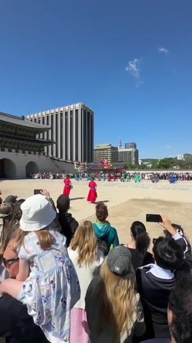 Traditional guard ceremony draws crowds at Seoul palace