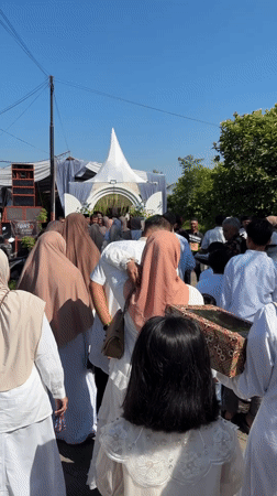 Traditional ceremony draws crowds in white attire in Gunungsari