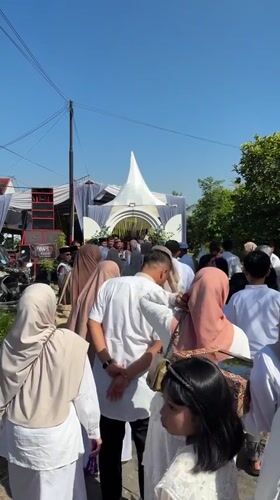 Traditional ceremony draws crowds in white attire in Gunungsari