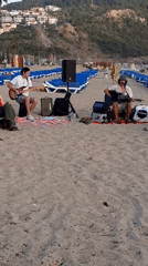 Street musicians draw beach crowd in Alanya