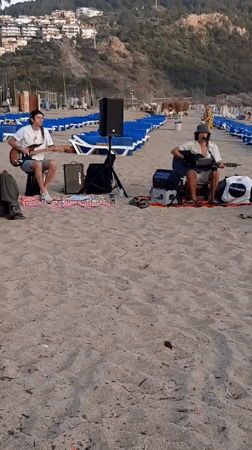 Street musicians draw beach crowd in Alanya