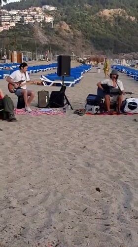 Street musicians draw beach crowd in Alanya