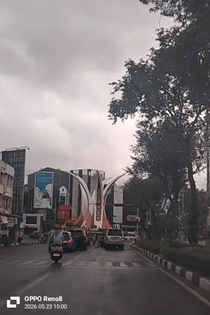 Morning traffic flows through rainy Banda Aceh intersection