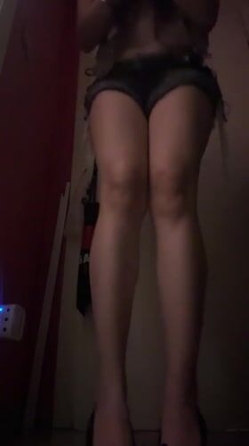 Person with blue hair filmed dancing in Milan room