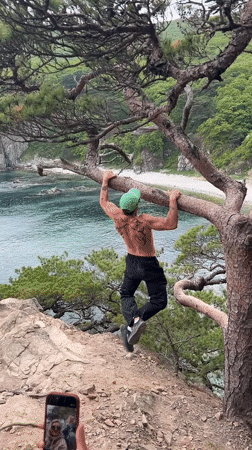Two people spotted on cliff edge at Mayak Gamov