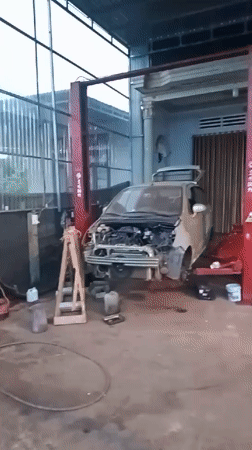 Auto repair shop operations documented in Xuân Long, Vietnam