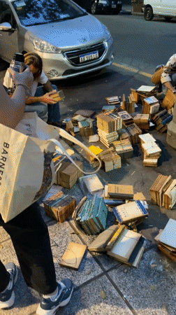 Book pile draws crowd on Buenos Aires street
