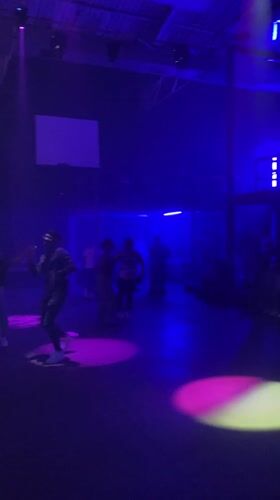 Live performance captured at Venezuela venue with dynamic lighting