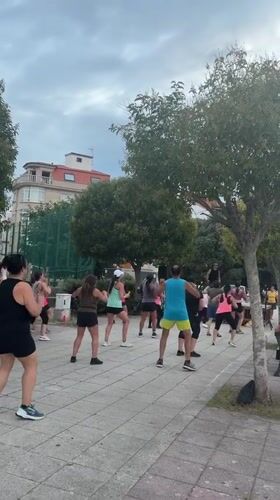 Outdoor dance fitness class in a O Grove park