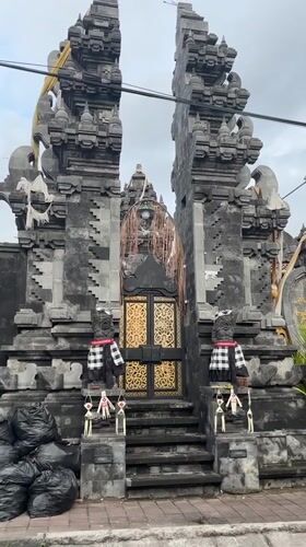 Balinese temple statuary and architecture documented in Kuta Selatan