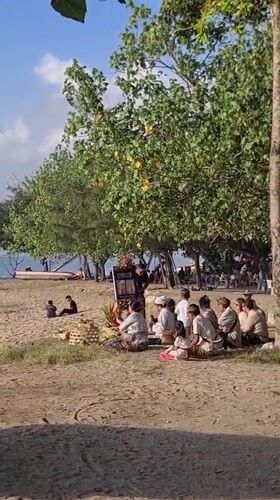 Quiet afternoon scenes along a Denpasar beachfront